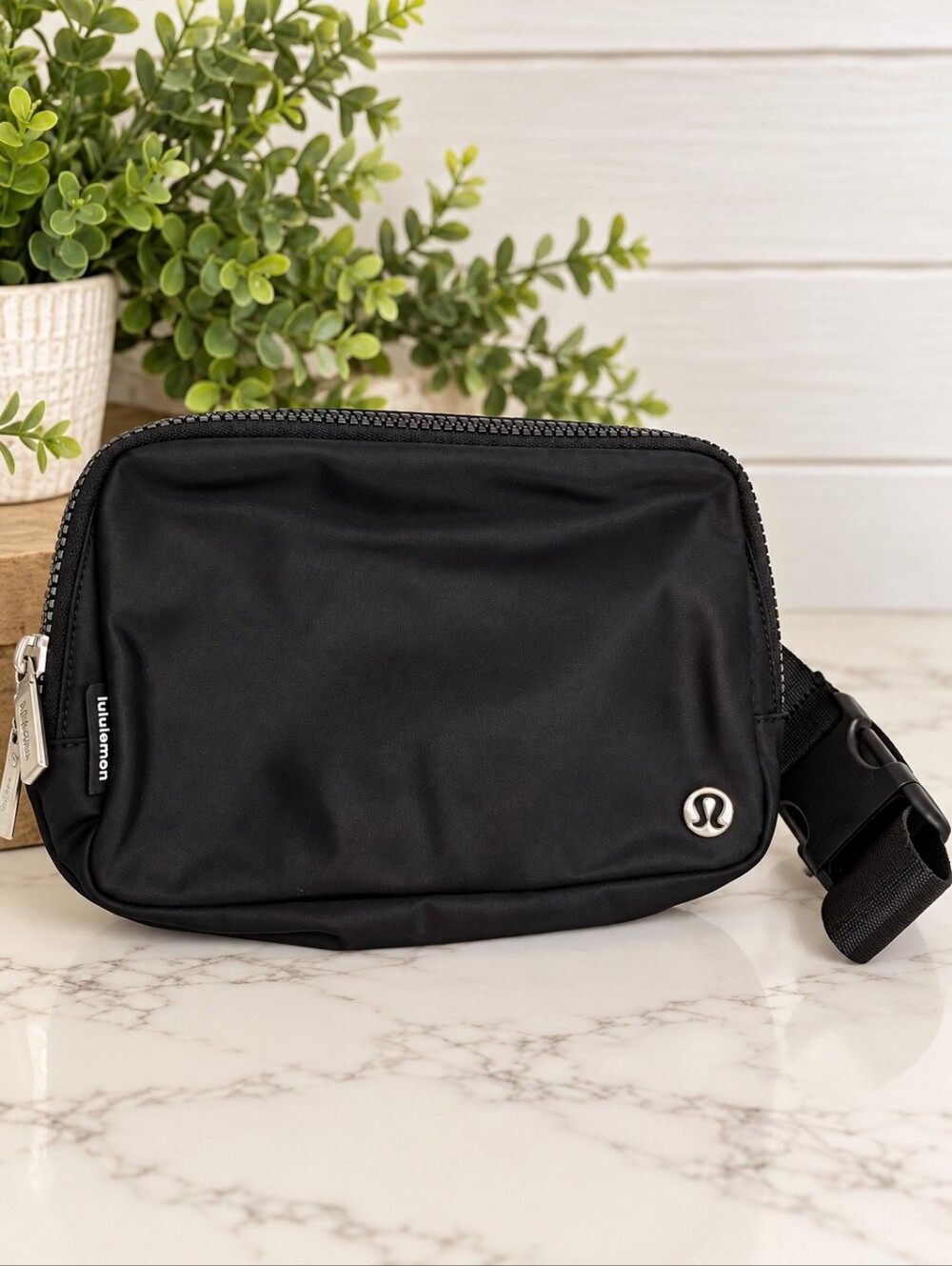 Lululemon Everywhere Black Belt Bag Like New